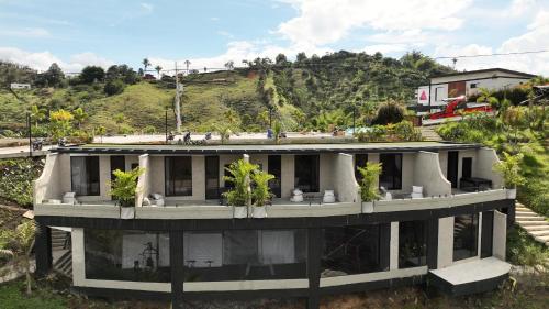 Κήπος έξω από το Roka Hotel