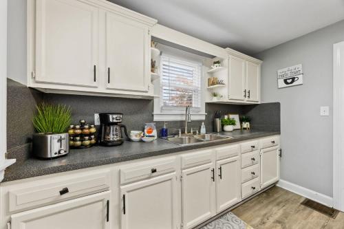 Køkken eller tekøkken på NEW Spacious Louisville Home with Backyard Oasis