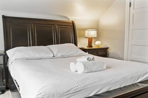 En eller flere senge i et værelse på NEW Spacious Louisville Home with Backyard Oasis