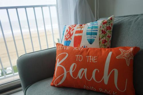 Afbeelding uit fotogalerij van Oceanfront Boardwalk Condo - Walk to Top Dining in Virginia Beach