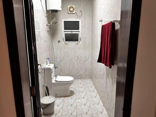 Ένα μπάνιο στο Spacious Private Fully Furnished Room with Large Private Kitchen Near Oman Avenues Mall