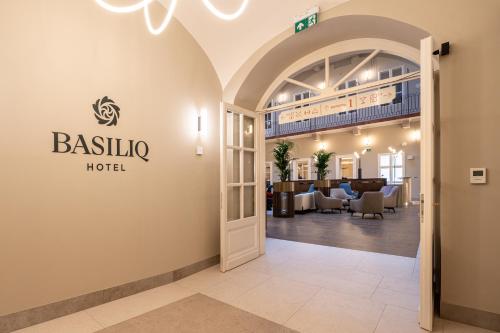 BasiliQ Hotel — Facade/entrance