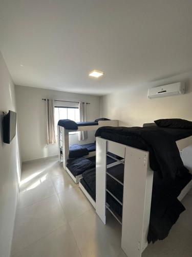 una habitación con dos literas y una ventana en Casa 27, en Arraial do Cabo