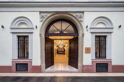 BasiliQ Hotel — Facade/entrance