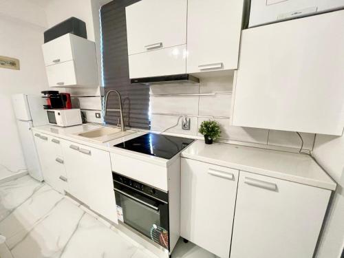 Old Town House في بوخارست: مطبخ بخزائن بيضاء وفرن موقد