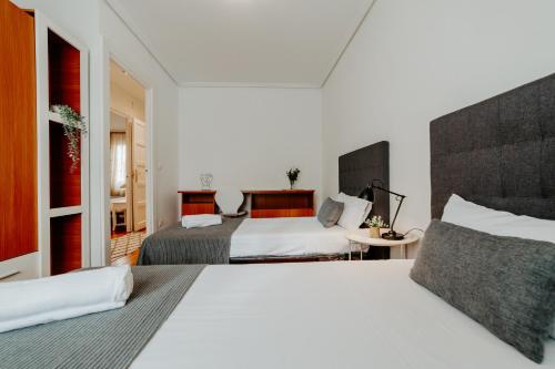 a hotel room with two beds and a bathroom at Casa Verde Logroño in Logroño