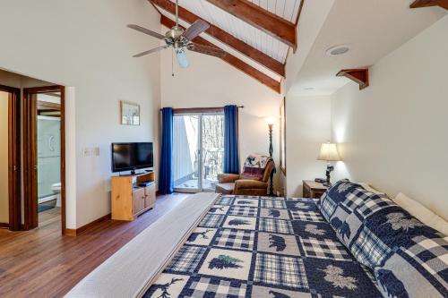 Ένα ή περισσότερα κρεβάτια σε δωμάτιο στο quarter Mi to Skiing and Golf! Sugar Mountain Getaway