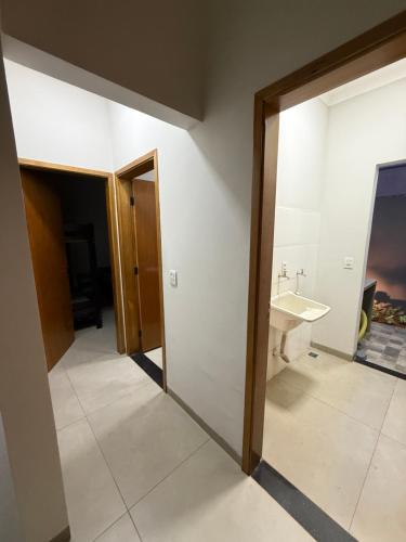 an empty bathroom with a sink and a mirror at Recanto Neri & Neide in Olímpia