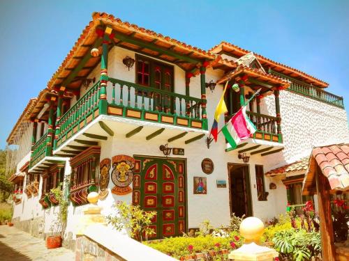 a large house with a green and white at Apartamento amplio, moderno y muy bien ubicado in Duitama