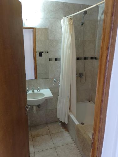 Alejandro في مار ديل بلاتا: حمام مع حوض ودش مع ستارة الدوش