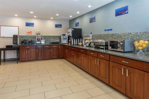 eine Küche mit Holzschränken und einer Arbeitsplatte in der Unterkunft Best Western Long Beach Inn in Long Beach