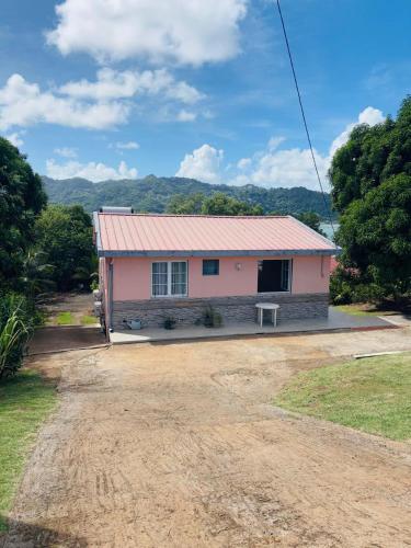ein Haus mit einem unbefestigten Weg davor in der Unterkunft Villa Libel'ulle in Le Robert