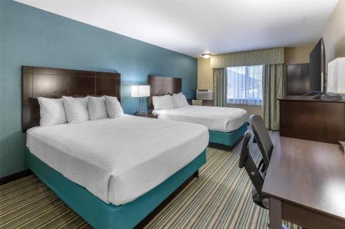 Postel nebo postele na pokoji v ubytování Best Western Long Beach Inn