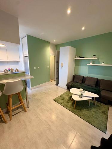 un salon avec un canapé et une table dans l'établissement Le Cosy de Medipole, à Villeurbanne