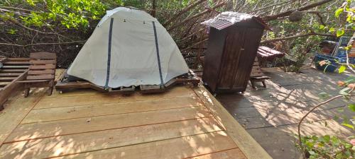 Commodity Camping Corazon Mazunte - Sol في مازونتي: خيمة جلوس على سطح خشبي