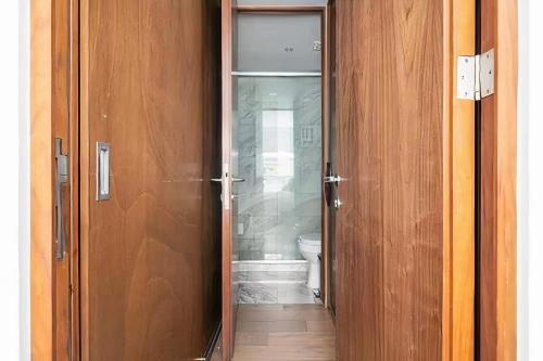 porta aperta per un bagno con servizi igienici di Polanco condo, alberca y Gym a Città del Messico