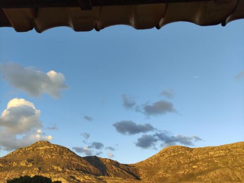 a view of the mountains with a blue sky at Casa Varanda do Toá Lapinha da Serra in Santana do Riacho