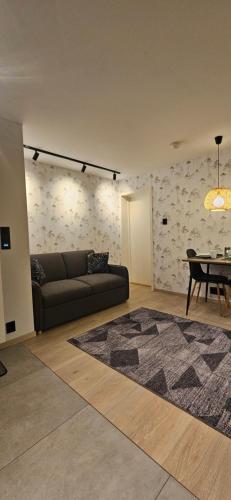 una sala de estar con un sofá y una mesa en Ramfjord Apartment 2, en Tromsø