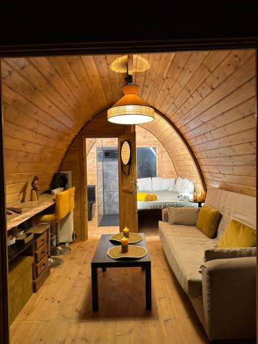 una sala de estar con un sofá y una mesa en Eco house in the Valley, en Murcia