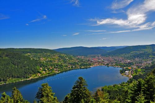 Blick auf einen See in den Bergen in der Unterkunft Gîtes Vosges, Spa, Sauna & Piscine in Moyenmoutier