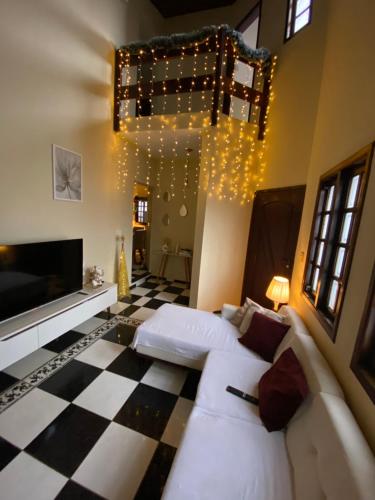 - un salon avec un canapé blanc et un sol en damier dans l'établissement Casa azul, à Caçapava