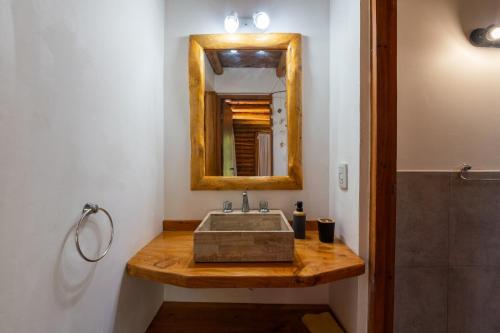 奥斯坦德Cabañas del Athuel的浴室里有洗手池和镜子