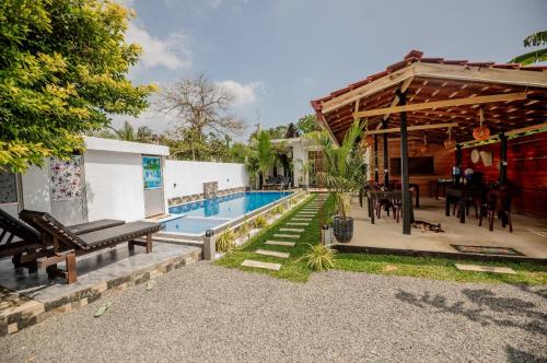 Bazén v ubytování Indunil Family Residence With Pool Hiriketiya nebo v jeho okolí