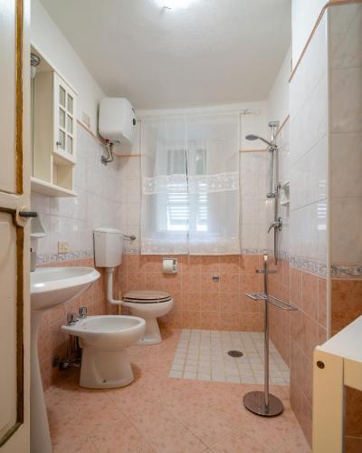 a bathroom with a toilet and a shower and a sink at I Cuculi vacation home in Lucca in Lucca