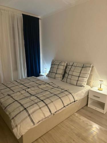 sypialnia z łóżkiem i oknem w obiekcie Apartment 1 w mieście Gera