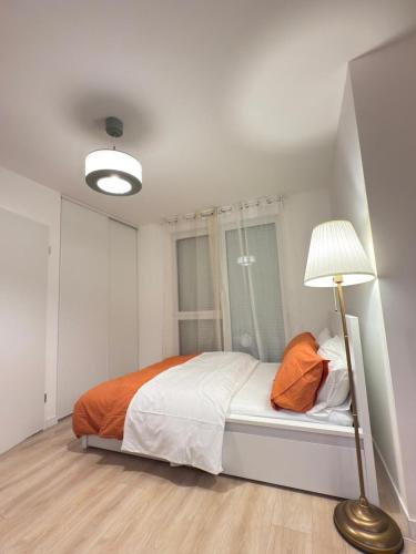 Clichy-sous-BoisStudio haut standing confort et modernité的卧室里有一张床和一盏灯