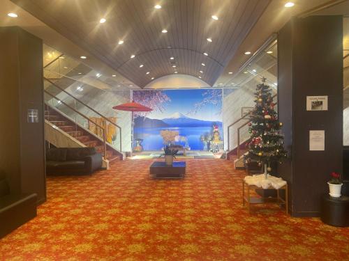 Ο χώρος του λόμπι ή της ρεσεψιόν στο ホテル富士山水館富士山一望河口湖車で3分