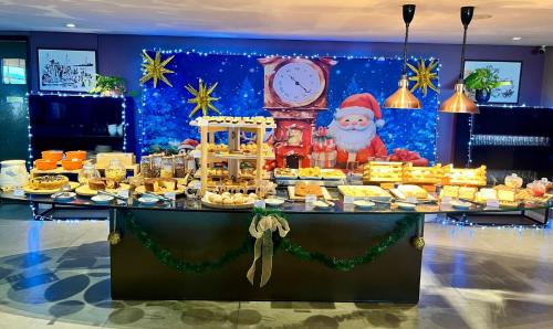 un tavolo con esposizione di cibo e un orologio di Flat JP Beira mar a João Pessoa