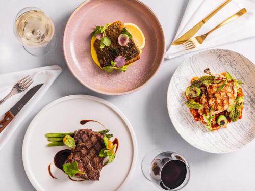 ein weißer Tisch mit Tellern voller Essen darauf in der Unterkunft Swissotel Sydney in Sydney