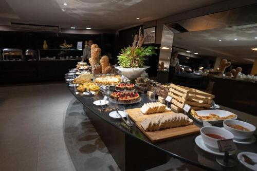 una linea a buffet con molti tipi diversi di cibo di Flat JP Beira mar a João Pessoa