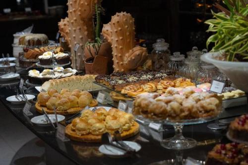 un buffet di pasticcini e dessert su un tavolo di Flat JP Beira mar a João Pessoa