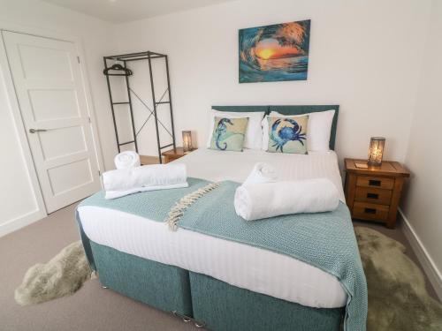 una camera da letto con un letto grande con due cuscini di 3 Praa Cove a Penzance