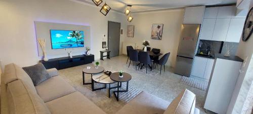 un soggiorno con divano e tavoli e una cucina di Faros & Beach View a Alexandroupoli