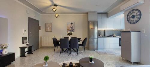 una cucina e un soggiorno con tavolo e sedie di Faros & Beach View a Alexandroupoli