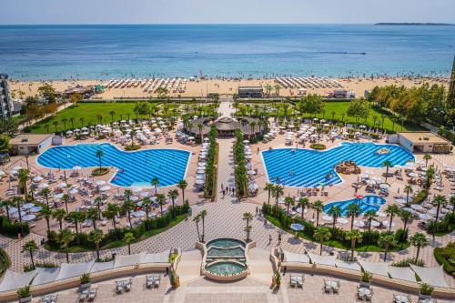 Luftaufnahme eines Ferienresorts mit Strand in der Unterkunft DIT Majestic Beach Resort in Sonnenstrand