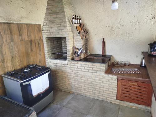Η κουζίνα ή μικρή κουζίνα στο Casa temporada 03 quartos Arraial d'ajuda