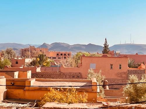 Blick auf eine Stadt mit Gebäuden und Bergen in der Unterkunft Relax Family 04 - Cozy Entire Apartment in City Center in Ouarzazate
