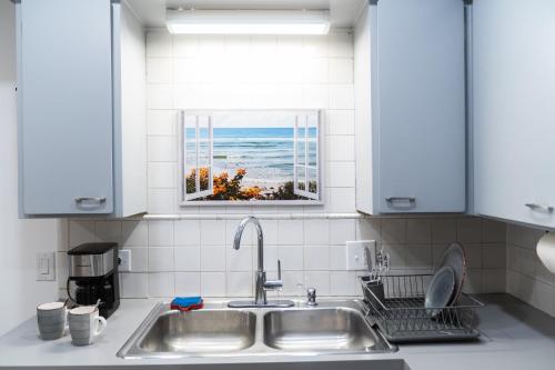 un lavello da cucina con una finestra con vista sull'oceano di EconoPod 6 a River Rouge