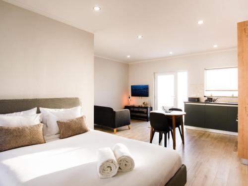 een hotelkamer met een bed en een keuken bij Casa Do Gato Das Sete Riscas in Óbidos