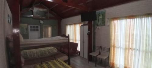 una camera da letto con un letto a castello in una stanza di Cabaña Nuestro Quincho a El Mollar