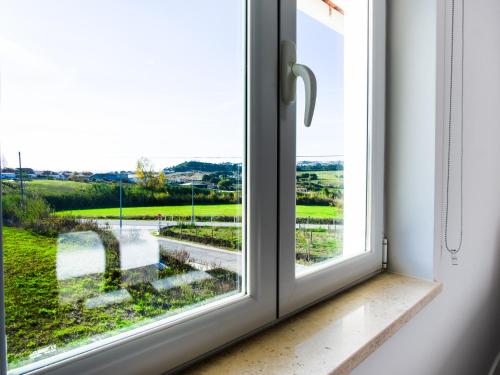 een raam met uitzicht op een rivier bij Casa Do Gato Das Sete Riscas in Óbidos