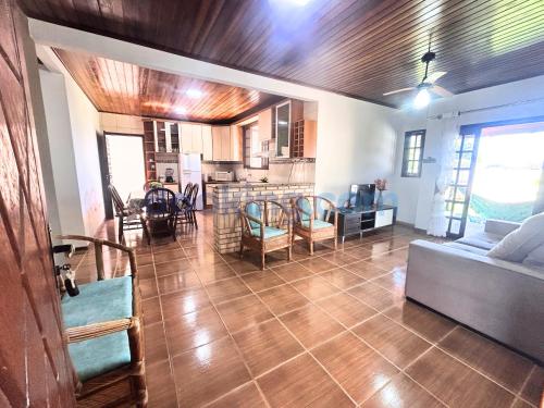 Χώρος καθιστικού στο Recanto da Palmeira - Piscina aquecida, quartos com ar condicionado