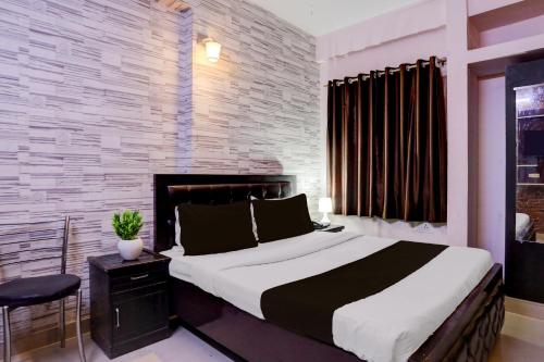 Ένα ή περισσότερα κρεβάτια σε δωμάτιο στο Hotel O A.N College Patna Formerly Hudco Grand