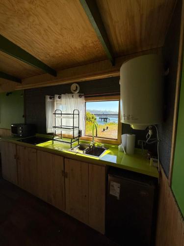 Η κουζίνα ή μικρή κουζίνα στο Refugio Zarapito View of the Pudeto River