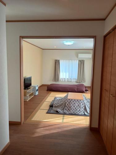 ein Schlafzimmer mit einem Bett und einem großen Spiegel in der Unterkunft 草津温泉お宿きみのや in Kusatsu