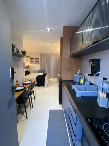 una cucina con lavello e un soggiorno di Flat Intermares a Cabedelo